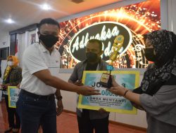 Kajati Sulteng Serahkan Hadiah Pemenang Lomba