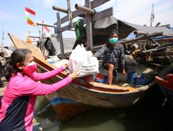 Ketum Bhayangkari Blusukan Bagi Bansos ke Nelayan Muara Angke