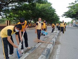 Dukung Program Palu Menuju Adipura 2023 dan Sambut Hari Kemerdekaan RI ke 76, Ratusan Personil Polda Sulteng Bersihkan Jalan