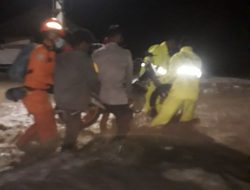 Intensitas Hujan Tinggi, Desa Rogo, Sigi Kembali Diterjang Banjir Bandang, Personil Polsek Dolo Berjibaku Dengan Warga