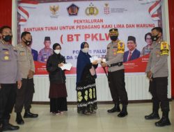 Pedagang Kecil Dapat Uang Tunai 1,2 Juta