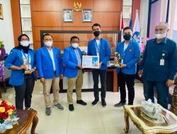 Tiga Mahasiswa Faperta Serahkan Trophy Juara Kewirausahaan Kepada Rektor Untad