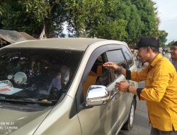 DPC Hanura Sigi Bagi Ribuan Takjil Kepada Pengendara Bermotor