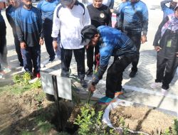 Peringati Hari Pohon Sedunia, Kajati Sulteng Tanam Pohon di Lingkungan Kejati