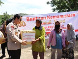 Kapolresta Palu Turun Langsung Beri Sembako Bagi Warga Kurang Mampu