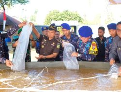 Kapolda Sulteng Tabur Benih Ikan dan Panen Buah Melon