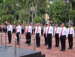 Kombes Pol Deny Abrahams Beri Penghargaan kepada Personel Berprestasi di Polresta Palu