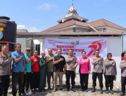 Kapolres Palu Pimpin Penyaluran Bantuan Air Bersih untuk Warga Poboya