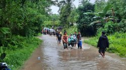 Sungai Meluap, Jalan Trans Palu–Palolo Terendam Banjir dan Macet sekitar 2 Kilometer