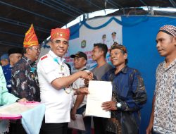 Warga Transmigrasi Desa Kancu’u Terima SHM Dari Gubernur Sulteng