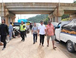 Gubernur Anwar Hafid Jalan Kaki Tinjau Jalan Rusak Tompira–Bungku, Desak BPJN Bergerak Cepat