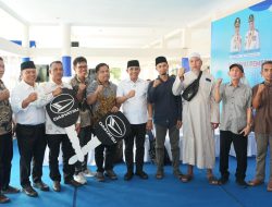 Perluas Akses Kesehatan Desa, Gubernur Anwar Hafid Serahkan 12 Ambulans Berani Sehat