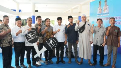 Perluas Akses Kesehatan Desa, Gubernur Anwar Hafid Serahkan 12 Ambulans Berani Sehat