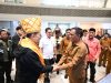 Kunjungan Kerja ke Sulteng, Menteri Kebudayaan RI Disambut Gubernur Secara Adat di Bandara Palu