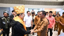 Kunjungan Kerja ke Sulteng, Menteri Kebudayaan RI Disambut Gubernur Secara Adat di Bandara Palu