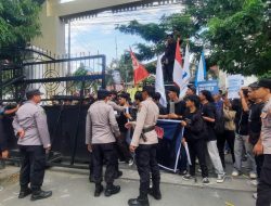 Geruduk Kantor Gubernur dan DPRD Sulteng, Mahasiswa Kritik BPJN Sulteng yang Gagal Selesaikan Persoalan