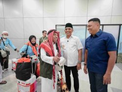 Tangis Bahagia Iringi Kepulangan Jamaah Haji Sulteng, Disambut Langsung Gubernur Anwar Hafid